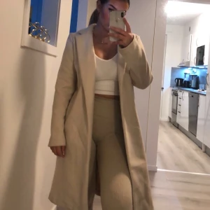Beige kappa  - Kappa från zara som är lite längre. Väldigt fin och oanvänd. Kvittot finns kvar. Storlek S. 