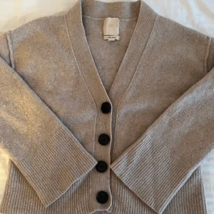 H&M kofta - Super fin stickad kofta från hm, bra skick men väl använd❤️ Xs men passar S och säkert M beroende på passform 