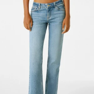 Low rise jeans - Superfina low rise jeans från bershka i storlek 34 som tyvärr är för stora för mig, väldigt trendiga just nu💗Köpte för 359kr, sparsamt användna. Dm för egna bilder! TRYCK EJ PÅ KÖP NU!