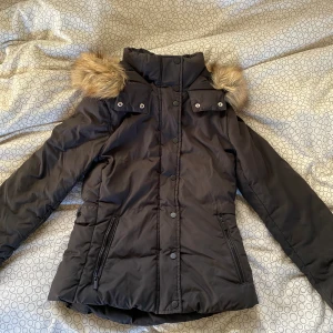 Vinterjacka - Säljer en vinterjacka från hm i storlek 34 med fakepäls. Jag tänker mig 100kr+frakt
