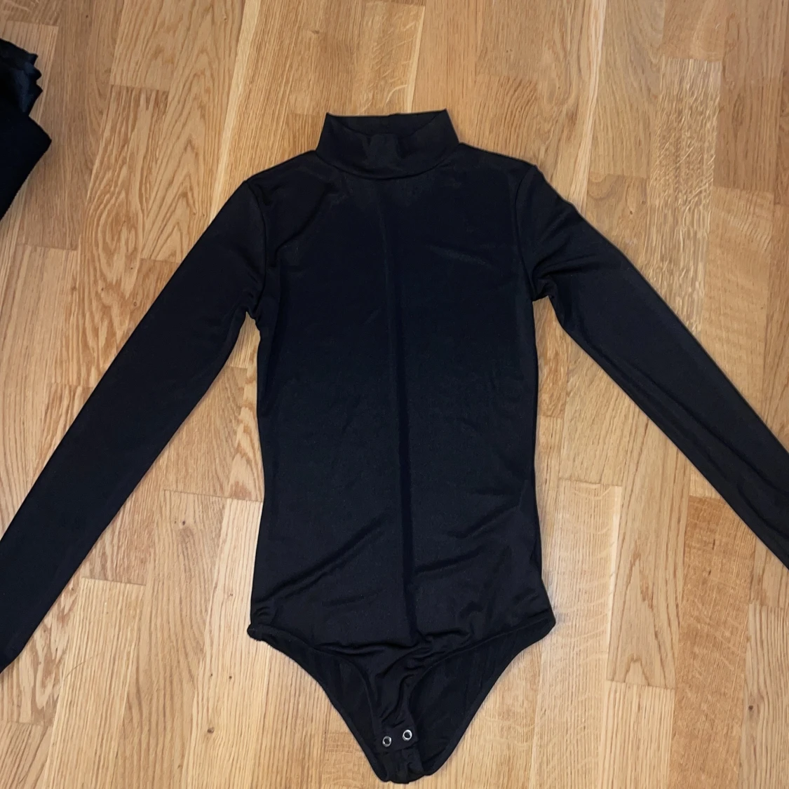 Glansig body från zara