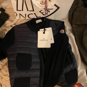 Moncler cardigan - Fick hem denna Snygga jackan idag men den passade inte tyvärr💕 Den är i jätte fint skick och den har Qr koden 💕 man kan köpa jackan direkt för 5000 , säljer inte om jag inte är nöjd med priset