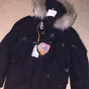 Parajumper  -  Det var på tiden att sälja min vinterjacka, jag säljer min parajumper vinterjacka för ett bra pris har använt jackan i två säsonger.