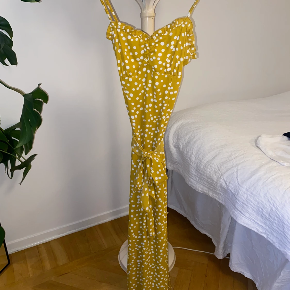 Gul prickig klänning, lång! BIKBOK  - 90