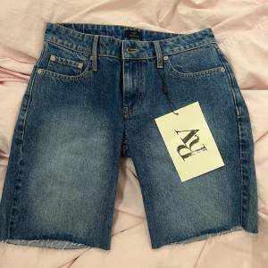 Helt nya blåa jeansshorts med alla lappar kvar. Dessa är tyvärr för små för mig. De är i storlek 36 och märket är RaVy, från Nelly.com. Så snygga!! ⚡️⚡️
