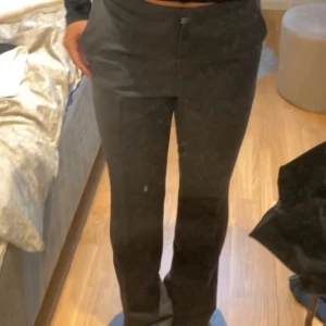 Gråa kostymbyxor  - Gråa kostymbyxor i storlek 38, jättefina o as fin modell! Säljer för 200kr 