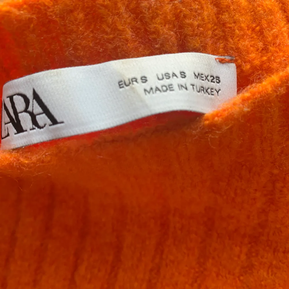 Säljer denna stickade tröja från Zara. Stickat.