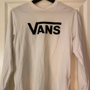 Vans tröja - En jättefin vans tröja i nyskick då den knappt är använd! Den är i storlek L i barnstorlek men passar mig som bär Xs/S🤗💕