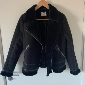 Svart jacka - Svart mysig pilotjacka! Flexibel med pris☺️ Den upplevs dock mindre i storleken