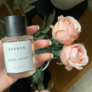 Essnce BLACK VELVET - En dupe på den kända parfymen black opium, säljes för att doften inte passa mig. Hel ny och oanvänd. Pris kan diskuteras !!!💕