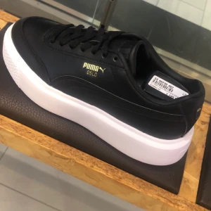 Puma Oslo Maja - Skor, stl. 36, Dam Säljer mina puma skor i nyskick.  599kr Överdel i läder och mocka  Sula: 100% gummi, överdel: 100% äkta läder.  599 kr