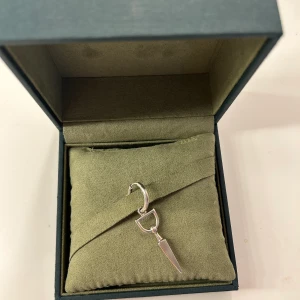 Maria nilsdotter - Säljer detta smycke från Maria nilsdotter, nypris 2295kr, säljer för 1500. Kan också tänka mig att byta mot ett annat smycke från Maria Nilsdotter 