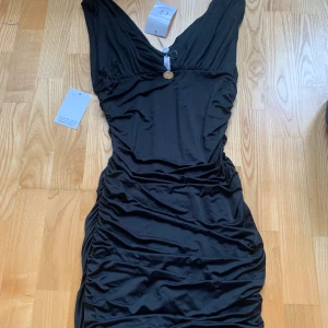 Chiara forthi klänning - Svart Chiara forthi Milano klänning i storlek M. Klänningen framhäver kroppsformen och passar perfekt till alla möjliga evenemang! 💞  Klänningen är Inte använd och har kvar lapparna från köpet! Säljer då den var för stor för mig. Perfekt skick! ❣️