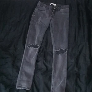 Low waist jeans kostar 30kr plus frakt - Byxorna är använda 3 gånger och är i väldigt bra skick 