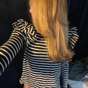 Randigt! - Säljer den fina zara tröjan. Aldrig använt passade inte mig i första hand i butik. Inga missfärgningar, hål, fläckar. Som ny i butik! Stretchig, bekväm!❤️