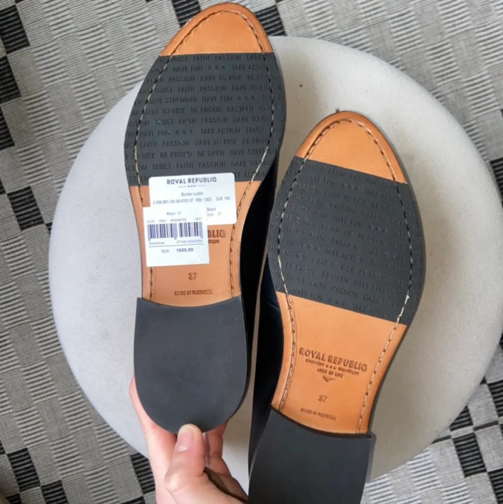 Helt oanvända äkta royal republiq skor, i storlek 37. Fick dem av syrran som jobbade på cc-shoes men säljer dem då de inte är min stil.. Skor.