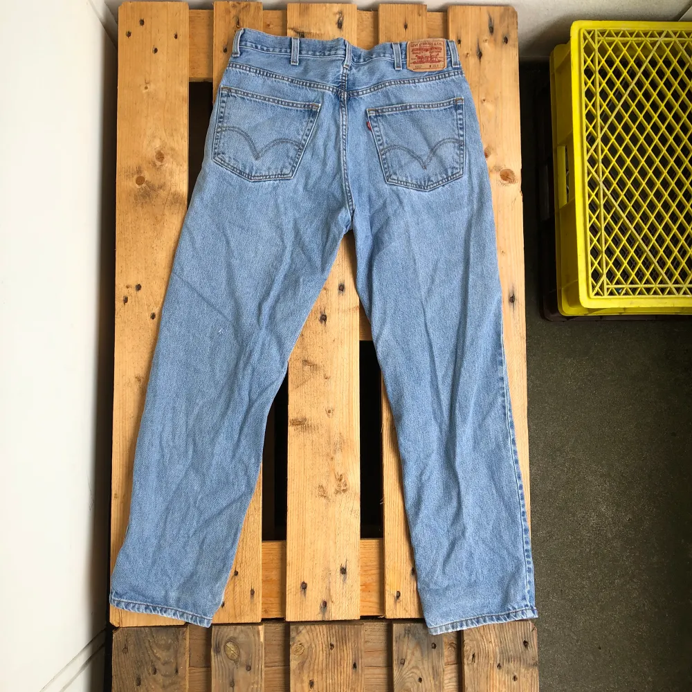 Levis 550 relaxed fit 38x34. Bra jeans med litet hål bak på vänster lår. Något slitna vid fotöppningen men inget allvarligt.. Jeans & Byxor.