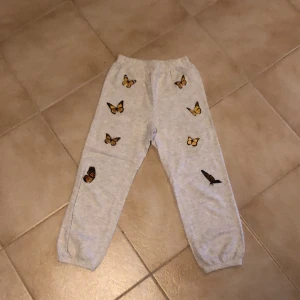 Gråa fjärils mjukisbyxor storlek - Gråa fjärils mjukisbyxor passar perfekt nu till hösten! Inkluderar ej frakt eller Swish. Tar Swish