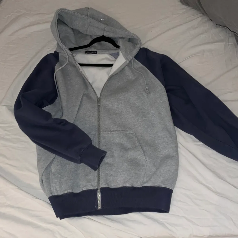Snygg Brandy hoodie i one size, skulle säga att den är i small/ medium typ snyggt oversize 💕 används inte längre då det inte är min stil. Hoodien finns inte heller längre att köpa i butik eller online!!. Hoodies.