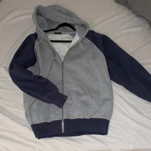Snygg Brandy hoodie i one size, skulle säga att den är i small/ medium typ snyggt oversize 💕 används inte längre då det inte är min stil. Hoodien finns inte heller längre att köpa i butik eller online!!
