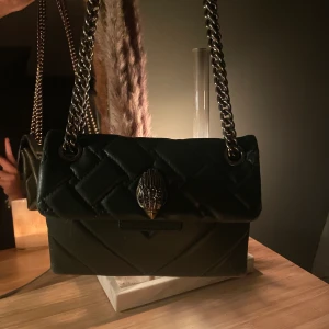 Kurt geiger väska  - Säljer denna kurtgeuger väskan som jag köpte för snart 1 år sen!Är lite sliten i nedre hörn men annars bra skick.Kontakta för mer bilder:)PS:säljer inte under 800!