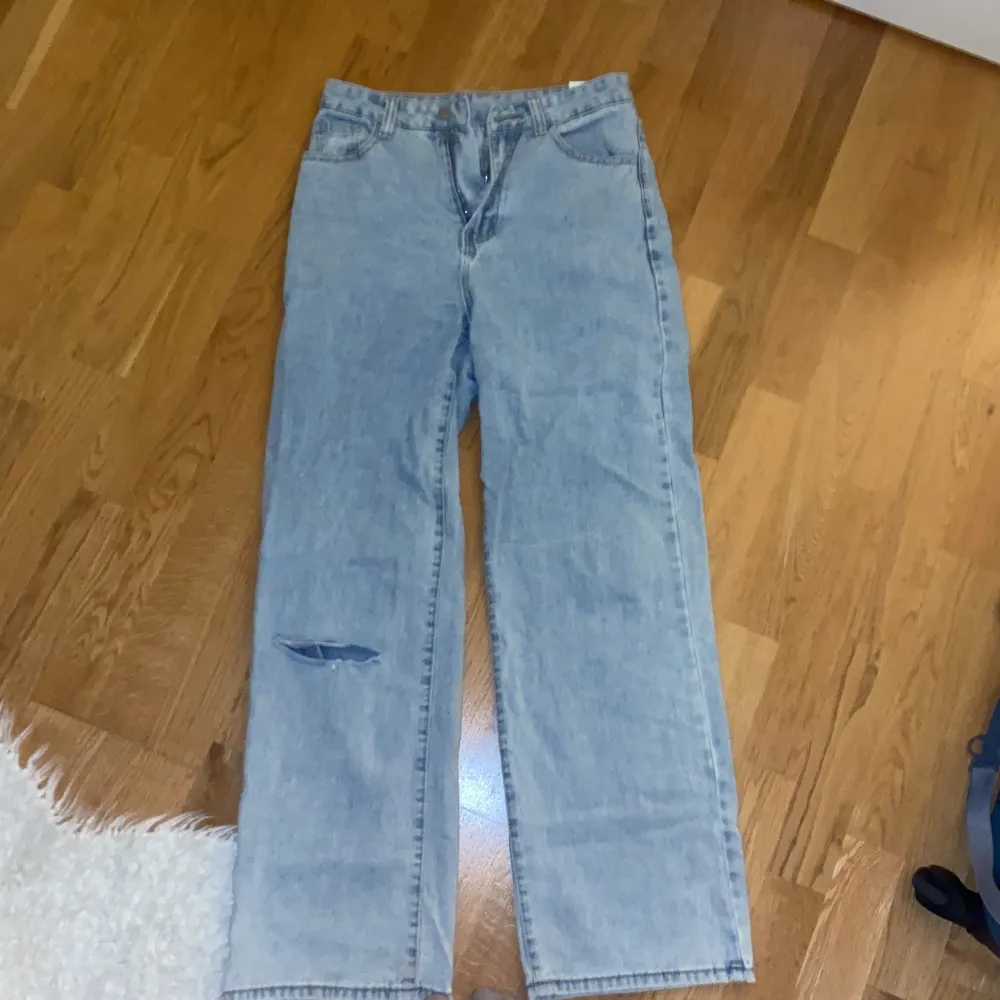 jeans från SHEIN, köptes för 250 kr ca 1 år sedan har ej använt dem  skönt material som kramar om midjan/rumpan + köpare betalar frakt  kom dm om intresserad eller för mer info . Jeans & Byxor.
