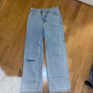 jeans från SHEIN, köptes för 250 kr ca 1 år sedan har ej använt dem  skönt material som kramar om midjan/rumpan + köpare betalar frakt  kom dm om intresserad eller för mer info 