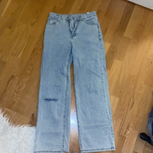 blåa loose jeans - jeans från SHEIN, köptes för 250 kr ca 1 år sedan har ej använt dem  skönt material som kramar om midjan/rumpan + köpare betalar frakt  kom dm om intresserad eller för mer info 