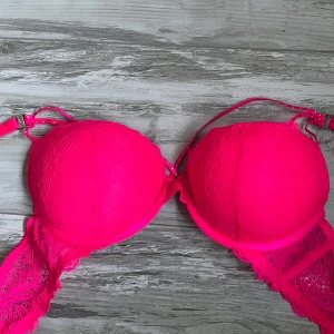 Oanvänd as snygg push up bh - Rosa push up bh med kristaller i stl 80 C. Från newyorker. Säljer pga råkade köpa förstor.