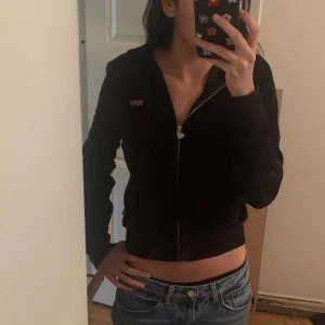 VANS svart zip up - Svart huvtröja från VANS, knappast använd. 