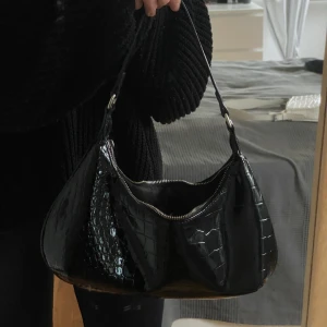 Svart väska  - Säljer en svart väska i FAKE krokodilskinn 🥰 I fina skick! 