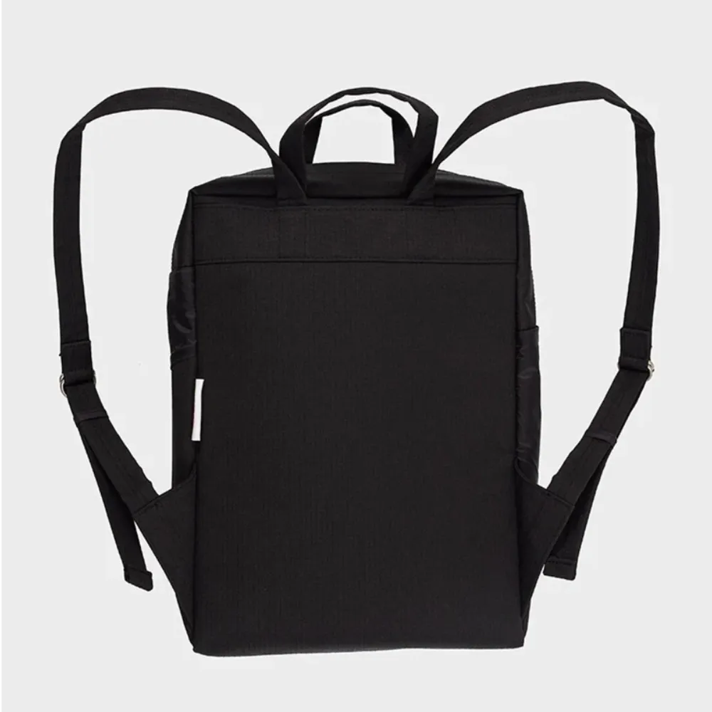 BRAND NEW Size: 35 Ă 27 Ă 10 cm / 13.7 Ă 10.6 Ă 4 inches / 10 L Protected laptop pocket: 35 x 26 cm / 13.7 x 10.2 inches Machine washable.. Laukut & KĂ€silaukut.