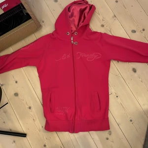Ed hardy - !!FINNS KVAR!!Säljer min älskade ed hardy zip up som är rosa. Den har inga flaws och sitter tight. Fraktar helst men möts också upp Köp den direkt för 520kr!