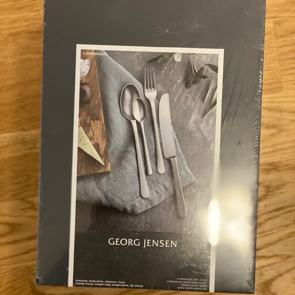 Brand new unopened. Dinner spoon, fork, knife and tea spoon - 16 pieces. Original price 1,399 Danish Krona. Övrigt.