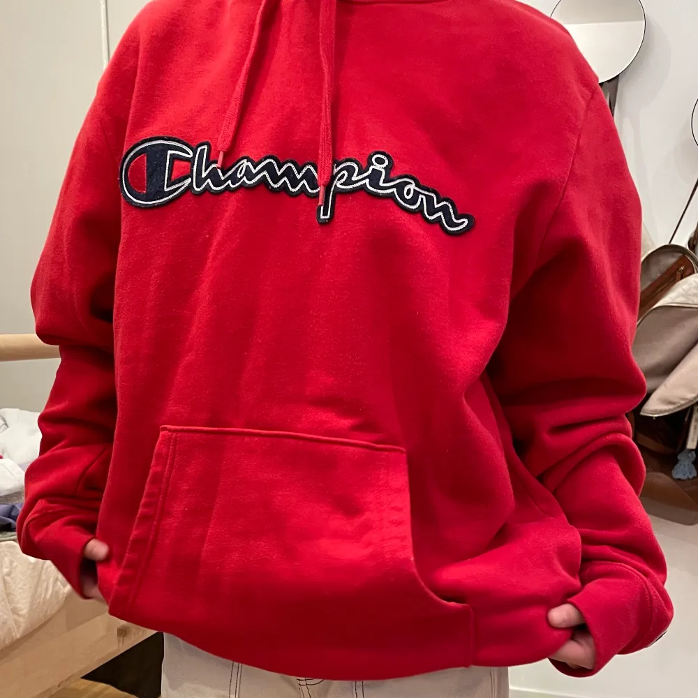 Skit snygg champion hoodie. Köpt i Amerika för några år sen💕använt få antal gånger. Ganska bra skick 💕 fråga för mer bilder🌸. Hoodies.