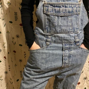dungarees med broderi - ett par hängselbyxor från beyond retro! i väldigt gott skick!
