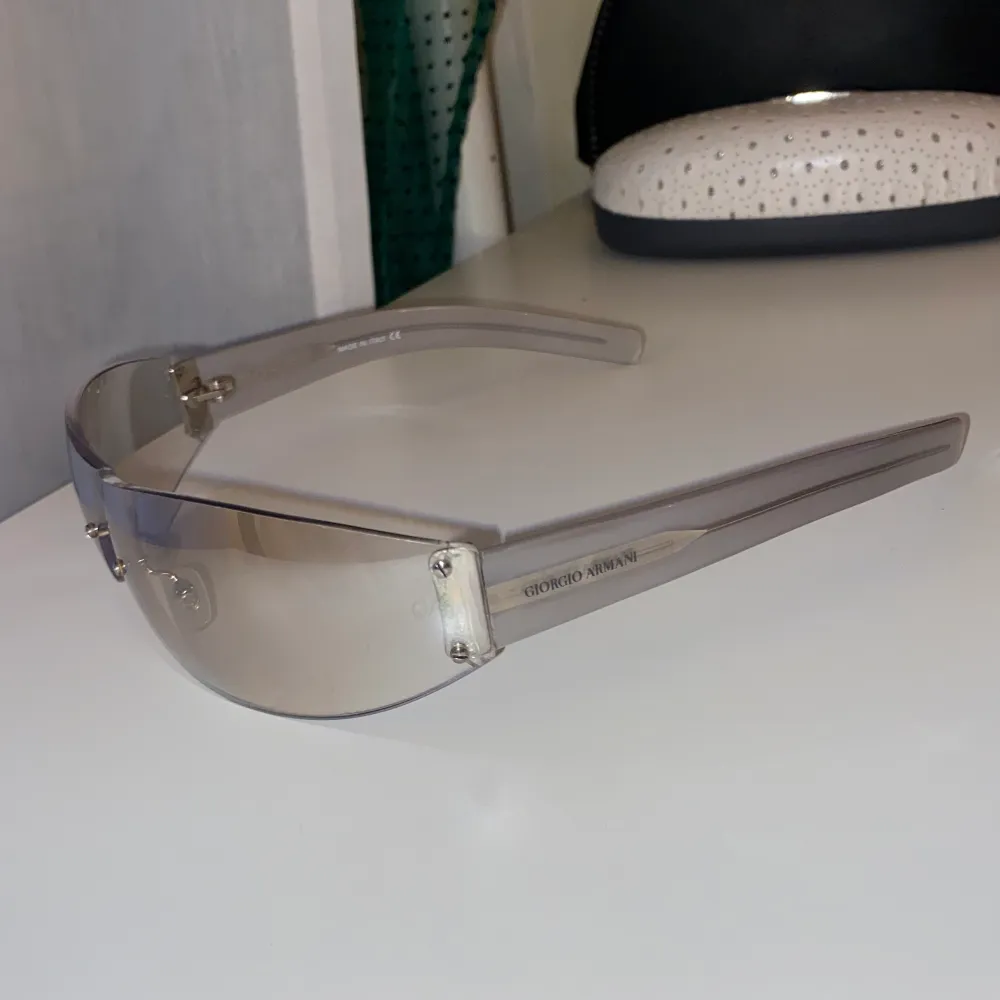 Shield glasögon från Giorgio Armani i secondhand skick ⭐️ köpta från Vestiaire Collective 🫶🏼 skriv innan köp!. Accessoarer.