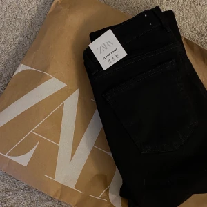 Zara lågmidjade jeans - Helt nya lågmidjade Zara jeans, som bara har provats!! Annars är det fint skick, jag är 165 och dem passar mig perfekt. frakt tillkommer