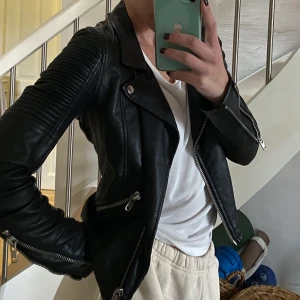 Faux leather jacket - Kort skinnjacka med dragkedja & ribbade ärmar. Känns inte plastigt utan är väldigt mjukt material. Skriv för fler bilder!  Använt men fint skick. Nypris runt 600kr