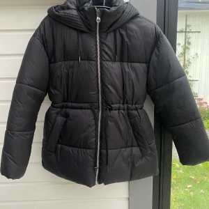 Vinterjacka vero moda - Säljer denna sköna vinterjacka med justerbar midja! Köpt från Vero moda förra vintern men använd Max 5 gånger, som ny! Storlek S men passar nästan alla beroende på hur man vill att den ska sitta!🫶🏼350 kr exklusive frakt! 
