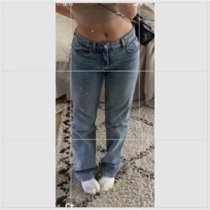 mid rise zara jeans - säljer dessa jeans då jag aldrig använder dom längre, köptes i våras och sparsamt använda! skriv privat för föer bilder! och såklart eftersom dom knte använts på ett tag så kommer dom bli tvättade innan dom skickas<3