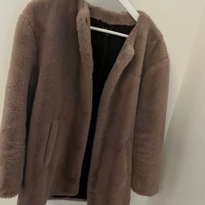 Jacka - Fake päls jacka i fint skick från zara, storlek s, perfekt till hösten