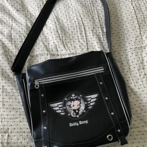 betty boop väska - superfin y2k betty boop väska ❤️aldrig använd. superbra skick! 