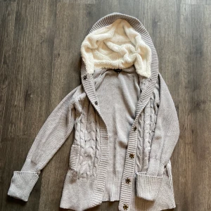 Kofta - Säljer denna supermysiga koftan i strl 146/152. Passar mig som va ligtvisa har strl Xs/S. Köpt på Kappahl och är sparsamt använd. Har en liten defekt på baksidan. 