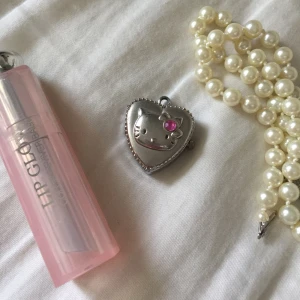 Hello Kitty  berlock🎀🦢 - En jättegullig berlock som föreställer hello kitty🎀Man kan även öppna den och inuti finns en liten klocka (funkar ej) kan även göra ett smycke av den🦢