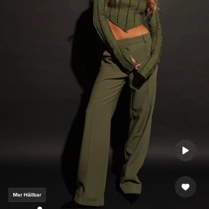 Topp Hanna Schönberg - Denna superfina toppen är från Hanna Schönbergs kollektion för NA-KD. Den är i storlek S och är endast använd en gång. Den är i nyskick och jag säljer den för 200 kr exklusive frakt. 