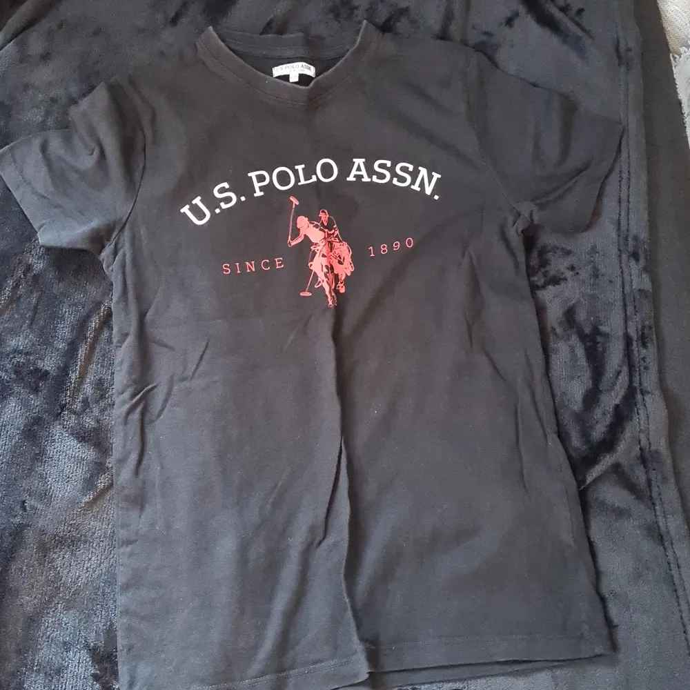 Polo T-shirt svart fint skick Köpt från Stadium . T-shirts.