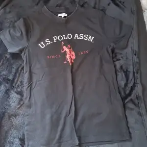 Polo T-shirt svart fint skick Köpt från Stadium 