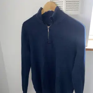 Marinblå zip tröja i storlek S/M