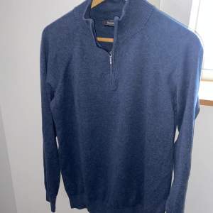 Blå halfzip trja från dressmann, storlek M